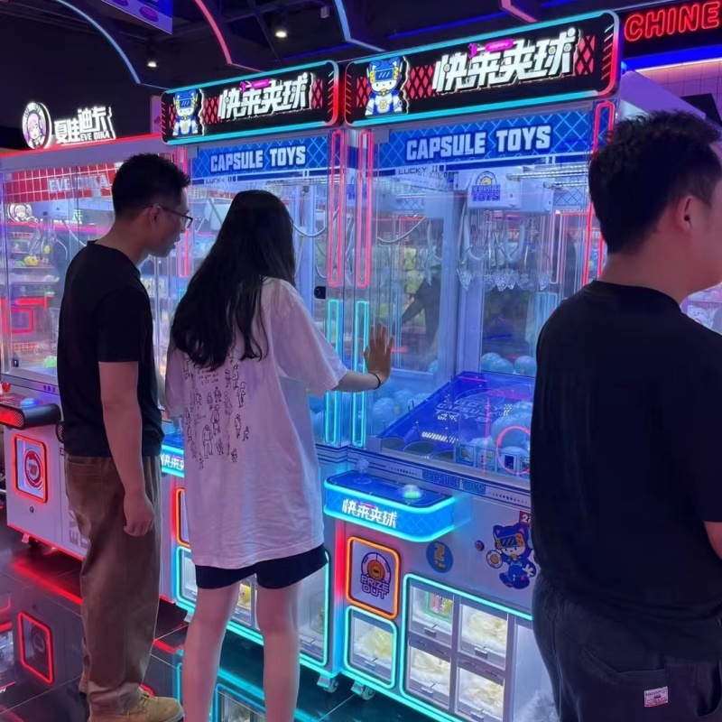 آلة ألعاب الكبسولات والجرافات  - مراجعة Arcade Prize Vending Machine وسعره